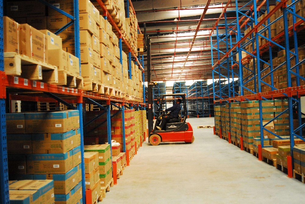 貨架倉(cāng)與平倉(cāng)：倉(cāng)儲(chǔ)服務(wù)中的不同選擇